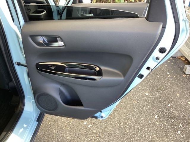 フィット ｅ：ＨＥＶクロスター　純正メモリーナビ　リアカメラ　ＥＴＣ　衝突回避システム　フルオートエアコン　整備記録簿　前後センサー　ＬＥＤランプ　エアバッグ　サイドエアバック　地デジ　オートクルーズコントロール　ＶＳＡ　ＵＳＢ（61枚目）