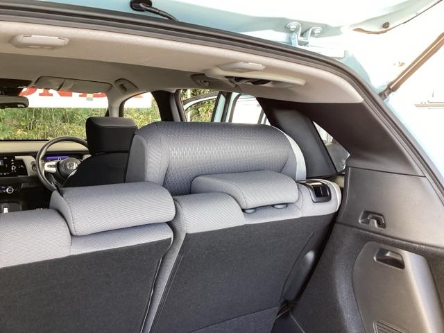 フィット ｅ：ＨＥＶクロスター　純正メモリーナビ　リアカメラ　ＥＴＣ　衝突回避システム　フルオートエアコン　整備記録簿　前後センサー　ＬＥＤランプ　エアバッグ　サイドエアバック　地デジ　オートクルーズコントロール　ＶＳＡ　ＵＳＢ（63枚目）