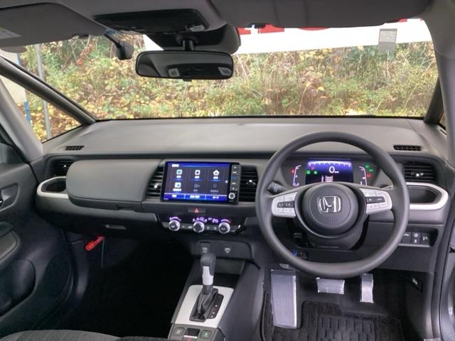 �܂Ԃ��������������炰��A�F�̃n�[�t�V�F�C�h�t�����g�E�B���h�E�����Ă��܂��B�܂��A�t���I�[�g�G�A�R���ŉ��K�ł��B