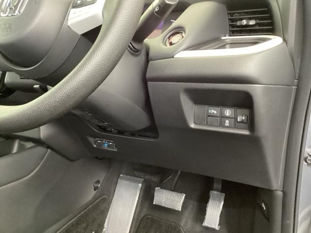 �����ɍ����ŕ֗��Ȃd�s�b������A�������h���u�r�`�Ȃǂ̃X�C�b�`�́A�^�]�Ȃ̉E���A��̓͂��₷���ʒu�ɂ���܂��B