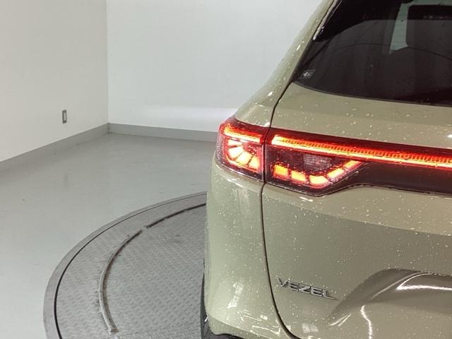 ヴェゼル ｅ：ＨＥＶＺ　純正ナビ　フルセグ　リアカメラ　地上デジタル　ＵＳＢ入力　ハンズフリーテールゲート　シートＨ　サイドエアＢ　パークセンサー　リヤカメラ　ＬＥＤヘットライト　ＥＳＣ　パワステ　ＡＡＣ　エアバック　ＡＢＳ（34枚目）