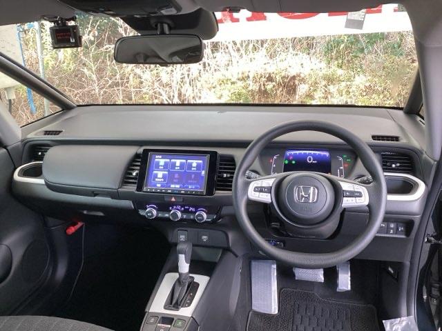 フィット ホーム メモリーナビ ドラレコ ETC リアカメラ カーテンエアバック サポカー LEDヘットライト オートクルーズ 前後障害物センサー 横滑り防止機能 アイドリングストップ フルセグTV 記録簿付 イモビ(2枚目)