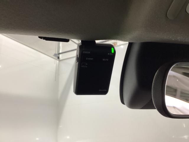 �܂����I�̎��̂��߂Ƀh���C�u���R�[�_�[�������Ă��܂��B�Փ˂����m����ƈ�莞�ԉ摜�������ۑ��ł���̂ň��S�ł��B