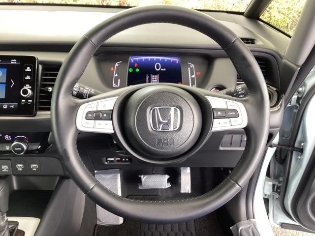 本革ハンドルの右側にあるボタンが高速クルーズコントロールです。アクセルペダルを踏まずに設定速度をキープ。高速道路でのドライブがラクに。また、左にオーディオリモコンスイッチがあります。