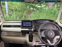 フロントガラスが大きく、ワイドな視界で運転もしやすくなるように、設計されています。 3