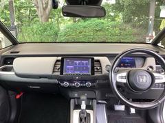 フロントガラスが大きく、ワイドな視界で運転もしやすくなるように、設計されています。 3