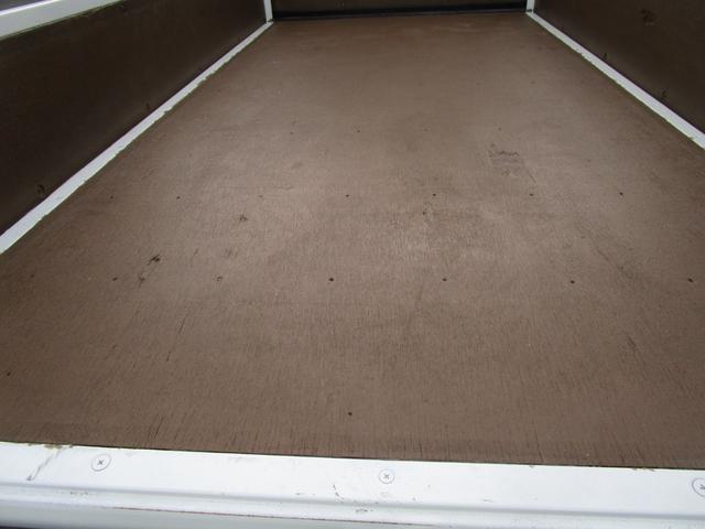 キャンター ２ｔ全低床平ボディー　・内外装クリーニング仕上・ワンオーナー車・車検時記録簿全有・運転席エアバック・ＡＢＳ・左側電動格納ミラー・イージーゴー（坂道発進装置）（10枚目）