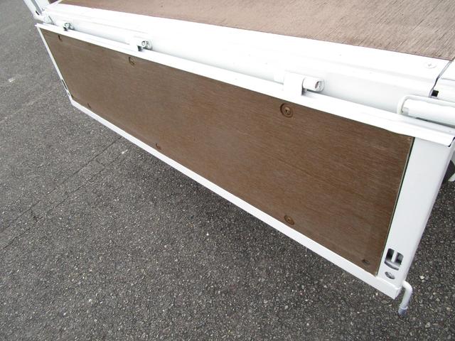 キャンター ２ｔ全低床平ボディー　・内外装クリーニング仕上・ワンオーナー車・車検時記録簿全有・運転席エアバック・ＡＢＳ・左側電動格納ミラー・イージーゴー（坂道発進装置）（13枚目）