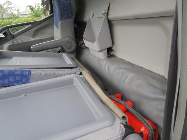 キャンター ２ｔ全低床平ボディー　・内外装クリーニング仕上・ワンオーナー車・車検時記録簿全有・運転席エアバック・ＡＢＳ・左側電動格納ミラー・イージーゴー（坂道発進装置）（19枚目）