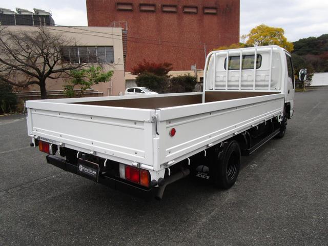 エルフトラック ２ｔワイドロングフラットロー平ボディー　・内外装クリーニング仕上・ワンオーナー車（法人）・運転席エアバック（6枚目）