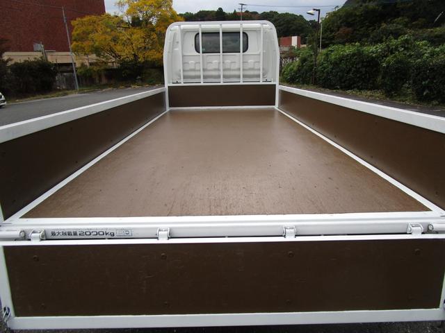 エルフトラック ２ｔワイドロングフラットロー平ボディー　・内外装クリーニング仕上・ワンオーナー車（法人）・運転席エアバック（9枚目）