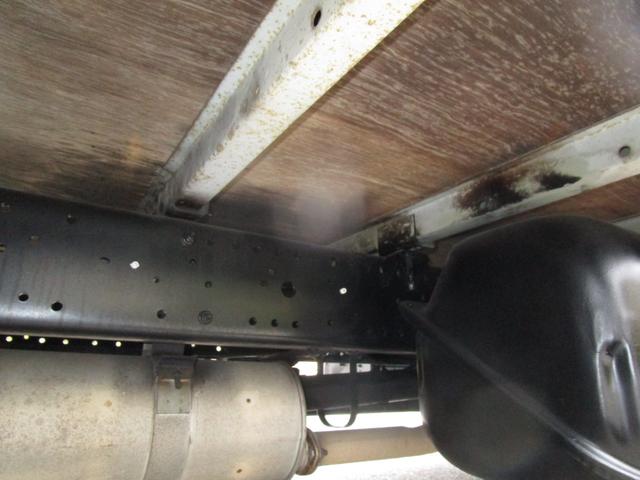 エルフトラック ２ｔワイドロングフラットロー平ボディー　・内外装クリーニング仕上・ワンオーナー車（法人）・運転席エアバック（29枚目）