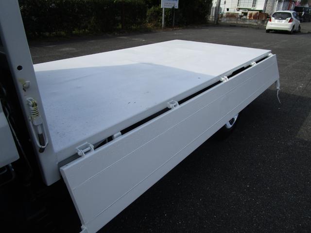 キャンター ２ｔ４ＷＤ全低床ダンプ　・内外装クリーニング仕上・ワンオーナー車・フルタイム４ＷＤ・あおり支柱無・メッキパーツ・ブリッジフック・運転席エアバック・ブリジストンミックスタイヤ６本（18枚目）