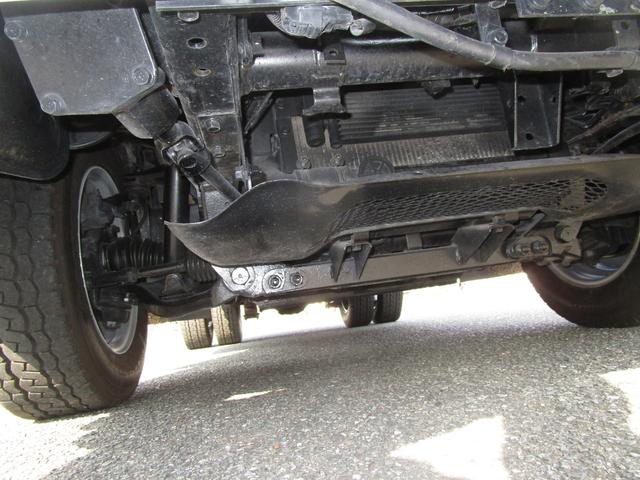 キャンター ２ｔ４ＷＤ全低床ダンプ　・内外装クリーニング仕上・ワンオーナー車・フルタイム４ＷＤ・あおり支柱無・メッキパーツ・ブリッジフック・運転席エアバック・ブリジストンミックスタイヤ６本（27枚目）