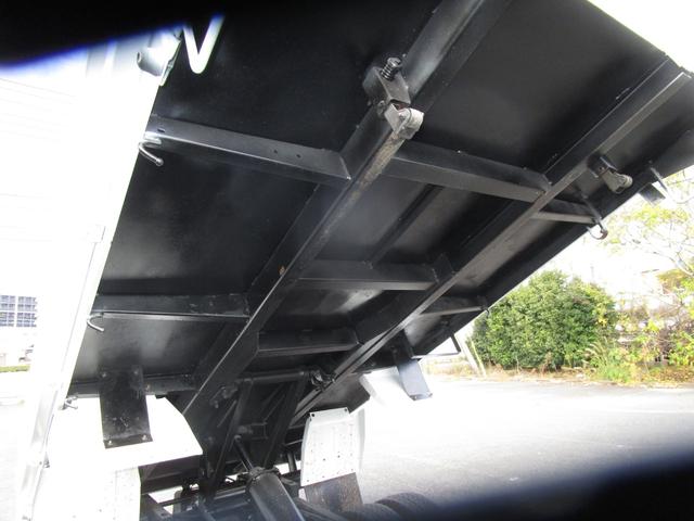 キャンター ２ｔ４ＷＤ全低床ダンプ　・内外装クリーニング仕上・ワンオーナー車・フルタイム４ＷＤ・あおり支柱無・メッキパーツ・ブリッジフック・運転席エアバック・ブリジストンミックスタイヤ６本（28枚目）