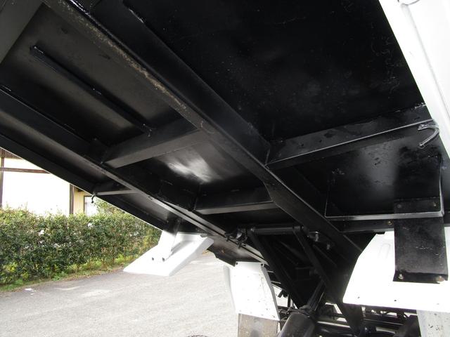 キャンター ２ｔ４ＷＤ全低床ダンプ　・内外装クリーニング仕上・ワンオーナー車・フルタイム４ＷＤ・あおり支柱無・メッキパーツ・ブリッジフック・運転席エアバック・ブリジストンミックスタイヤ６本（29枚目）