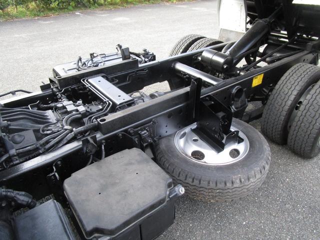キャンター ２ｔ４ＷＤ全低床ダンプ　・内外装クリーニング仕上・ワンオーナー車・フルタイム４ＷＤ・あおり支柱無・メッキパーツ・ブリッジフック・運転席エアバック・ブリジストンミックスタイヤ６本（30枚目）