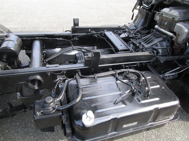 キャンター ２ｔ４ＷＤ全低床ダンプ　・内外装クリーニング仕上・ワンオーナー車・フルタイム４ＷＤ・あおり支柱無・メッキパーツ・ブリッジフック・運転席エアバック・ブリジストンミックスタイヤ６本（32枚目）