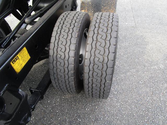 キャンター ２ｔ４ＷＤ全低床ダンプ　・内外装クリーニング仕上・ワンオーナー車・フルタイム４ＷＤ・あおり支柱無・メッキパーツ・ブリッジフック・運転席エアバック・ブリジストンミックスタイヤ６本（41枚目）