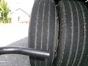 リアタイヤ：２０５／７５Ｒ１６（８分山）