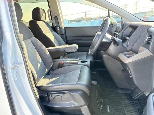 フリード ｅＨＥＶエアーＥＸ　新品タイヤ／純正　９インチ　メモリーナビ／ホンダセンシング／両側電動スライドドア／シートヒーター　前席／車線逸脱防止支援システム／パーキングアシスト　バックガイド／ヘッドランプ　ＬＥＤ　バックカメラ（4枚目）