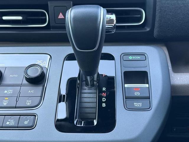 フリード ｅＨＥＶエアーＥＸ　新品タイヤ／純正　９インチ　メモリーナビ／ホンダセンシング／両側電動スライドドア／シートヒーター　前席／車線逸脱防止支援システム／パーキングアシスト　バックガイド／ヘッドランプ　ＬＥＤ　バックカメラ（17枚目）