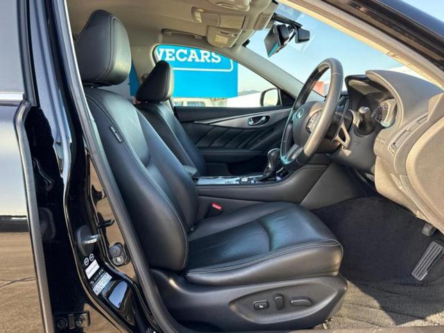 スカイライン ３５０ＧＴハイブリッドタイプＳＰ　新品タイヤ／保証書／純正　ＨＤＤナビ／衝突安全装置／シートヒーター　前席／アラウンドビューモニター／車線逸脱防止支援システム／シート　合皮／ヘッドランプ　ＬＥＤ／ＵＳＢジャック　衝突被害軽減システム（4枚目）