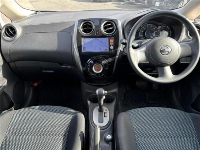 ノート Ｘ　ＤＩＧ－Ｓ　新品タイヤ／純正　ＳＤナビ／ＥＢＤ付ＡＢＳ／アイドリングストップ／ワンセグＴＶ／禁煙車／パワーウインドウ／エンジンスタートボタン／キーレスエントリー／オートエアコン／パワーステアリング　ワンオーナー（4枚目）