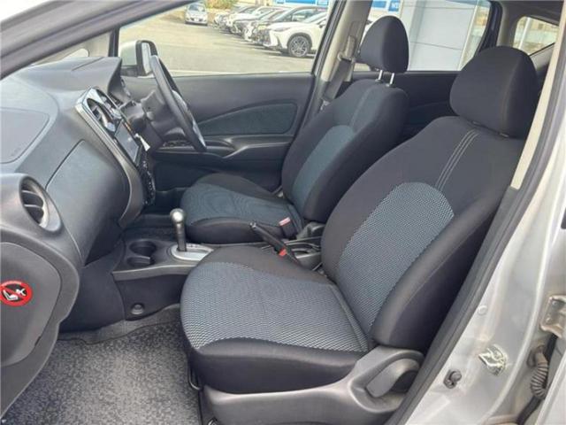 ノート Ｘ　ＤＩＧ－Ｓ　新品タイヤ／純正　ＳＤナビ／ＥＢＤ付ＡＢＳ／アイドリングストップ／ワンセグＴＶ／禁煙車／パワーウインドウ／エンジンスタートボタン／キーレスエントリー／オートエアコン／パワーステアリング　ワンオーナー（6枚目）