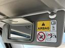 サンバイザーに内蔵されたバニティミラーは、運転中の身だしなみチェックに便利です。また、エアバッグに関する注意喚起も確認できます。
