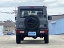 スペアタイヤ装着のリアビューは、アウトドアシーンにぴったり。シンプルながらも、どこか懐かしいデザインが魅力です。