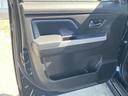 落ち着いた色合いで車内にまとまりがあり、ドアを開けた際も圧迫感を抑えた印象です。乗り降りの際に目に入る内装です。◆画像認識AIによる推定であり実際と異なる場合があります。