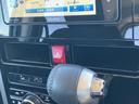 小物を収めやすい仕切り付きの収納スペースを備え、車内で散らばりがちな持ち物を整理できます。身近なアイテムの置き場所として便利にお使いいただけます。