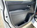 落ち着いた色合いで車内空間を上品に演出。座り込む際の接触部分も丁寧にデザインされています。◆画像認識AIによる推定であり実際と異なる場合があります。