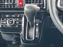 スムーズなシフトチェンジを実現するシフトレバー。運転の楽しさをさらに高めます。