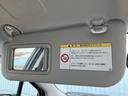 サンバイザーに内蔵されたバニティミラーは、運転中の身だしなみチェックに役立ちます。SRSエアバッグに関する注意書きも確認できます。安全装備も充実しています。