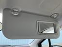 サンバイザーは、日差しを遮るだけでなく、車内空間を快適に保ちます。バニティミラー付きで、運転前の最終チェックに便利。快適なドライブをサポートします。