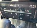快適な車内環境を保つエアコン廻り。温度調整や風量調節など、細かな設定が可能です。デュアルコントロールで、同乗者それぞれの好みに合わせられます。