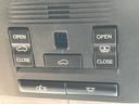 ドアロック、ウィンドウの操作スイッチです。運転席から簡単に操作でき、快適なドライブをサポートします。使いやすさを考慮した配置が魅力です。
