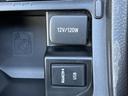 12V/120Wの電源と、HDMI、USBポートが搭載されています。スマートフォンやタブレットの充電、映像機器との接続に便利です。後部座席での利用にも最適です。