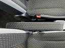ゆったりと肘を置けるアームレストは、長距離運転の疲れを軽減。快適なドライブをサポートします。