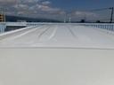 広々とした室内空間を確保する、フラットなルーフライン。開放感あふれる空間は、長距離移動でも快適なドライブをサポートします。