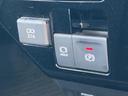 電源口と複数のスイッチが手の届く範囲にまとまり、運転席まわりの使い勝手に配慮されています。表示を見ながら位置を確認しやすく、日常の移動時にも便利に活用できます。