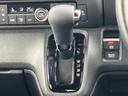 スムーズなシフトチェンジを可能にするシフトレバーです。運転の楽しさを高めるだけでなく、快適なドライブをサポートします。