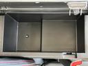 小物を整理整頓できる空間が確保されています。運転中に必要なものを手の届く場所に収納でき、安全で快適なドライブに貢献します。実用性の高い工夫が光ります。