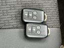 スマートキーを２つご用意。お二人での運転や、スペアキーとしても安心してお使いいただけます。紛失の心配も少なく、快適なカーライフをサポートします。