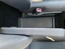 ゆったりと腕を置けるアームレストは、長距離運転の疲れを軽減。小物を収納できるスペースも備え、快適なドライブをサポートします。