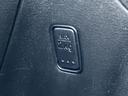 上限荷重の表示が確認でき、使う際の目安を把握しやすい設計です。車内の収納まわりに配された小さな表示にも配慮があり、日常使いで気になる情報を確認しやすくなっています。