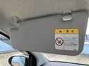 サンバイザーは、日差しを遮るだけでなく、運転中の視界を確保する上でも役立ちます。警告表示も確認できます。
