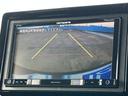 後方の映像とガイドラインを画面で確認でき、駐車時の周囲確認をサポートします。車庫入れや狭い場所での切り返しなど、後退時の操作に役立つ装備です。